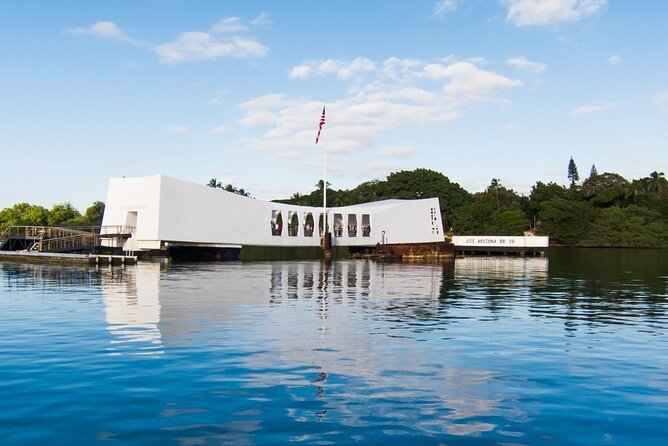 Pearl Harbor [Early Access], USS Arizona & Historic Honolulu Tour - The ride through town: history with your eyes on the road
