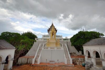 Petchaburi's Historic Palaces and Ancient Temples - Private Tour from Hua Hin - Stop 2: Wat Mahathat Worawihan’s White Theater and 42-Meter Prang