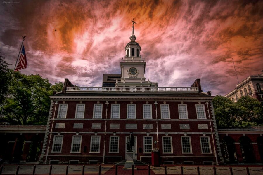 Philadelphia: Grim, Dark, and Twisted History Tour - Meet at 6th and Market: get your bearings fast