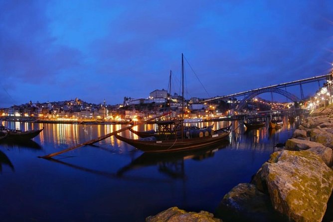 Porto Heritage Night Tour With Fado Show And Dinner Included - Dinner and Fado at Praca da Ribeira: The Main Event