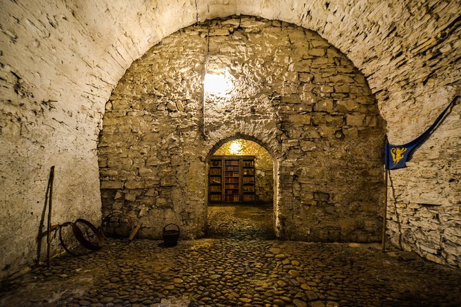 Prague Old Town, Medieval Underground and Dungeon Historical Tour - Finding the Tour Fast: The Passage Ticket Office Near Old Town Square