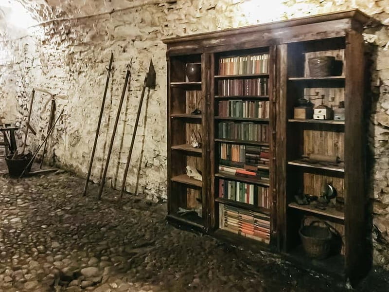 Prague: Oldtown, Medieval Underground & Dungeon History Tour - Medieval Underground Cells: Romane­sque & Gothic Rooms Up to Two Floors Down