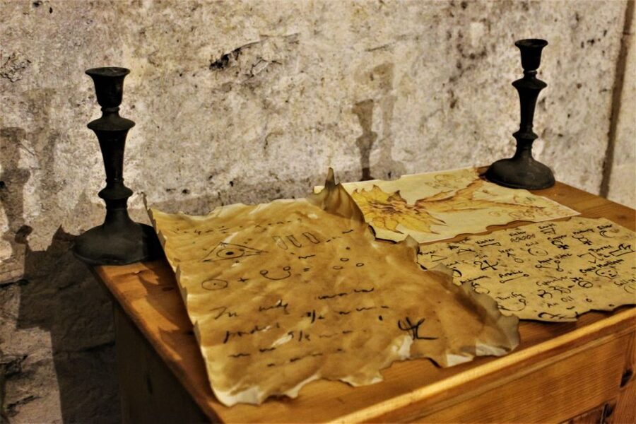 Prague: Oldtown, Medieval Underground & Dungeon History Tour - The Secret Alchemy Laboratory and the Golem Factor