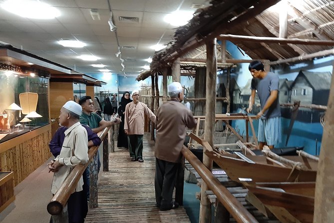 Private Bandar Heritage & Water Village Tour - Arts and crafts at the Brunei Arts and Handicraft Training Centre