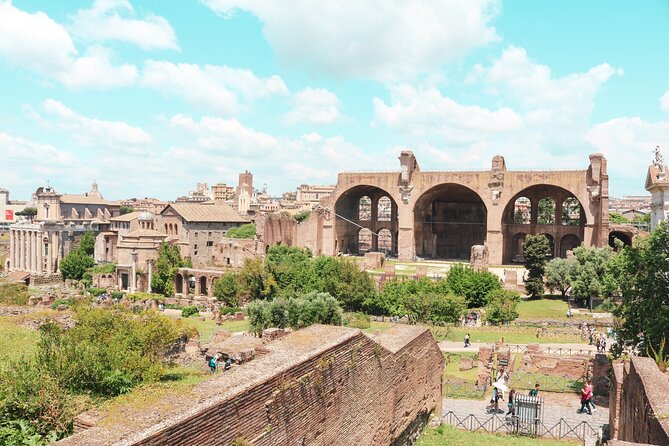 Private Colosseum Arena Tour with Expert Guide - all inclusive - Entering the Colosseum with the right kind of context