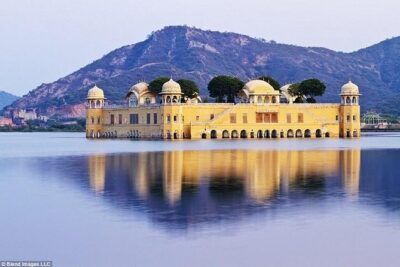 Private Full-Day Sightseeing Tour of Jaipur’s Heritage by Car - Stop 1: Hawa Mahal, the honeycombed facade made for watching