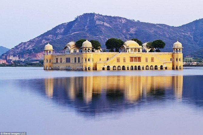 Private Full-Day Sightseeing Tour of Jaipur’s Heritage by Car - Stop 1: Hawa Mahal, the honeycombed facade made for watching