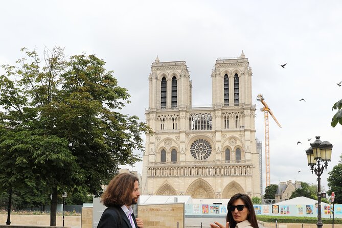 Private Historical Tour of Notre Dame - The archaeological crypt stop: learning from below without extra entry