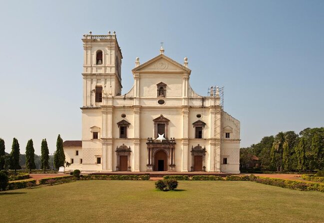Private Portuguese Heritage Tour: Se Cathedral, Basilica of Bom Jesus and Dona Paula Beach in Goa - Fontainhas (Panaji Latin Quarter): Street-Level Portuguese Influence