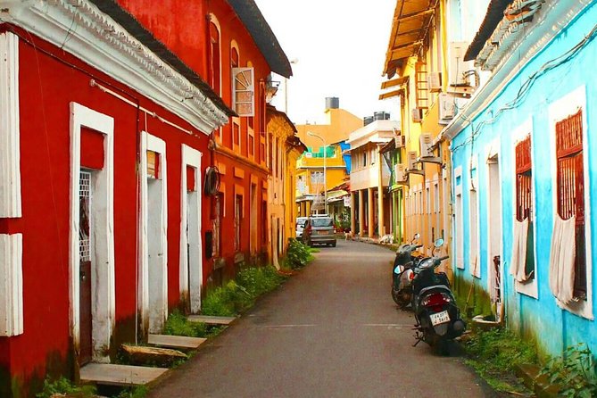 Private Portuguese Heritage Tour: Se Cathedral, Basilica of Bom Jesus and Dona Paula Beach in Goa - Se Cathedral of Santa Catarina: Gothic Portuguese Architecture and a Huge Bell