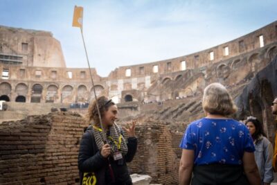 Rome: Colosseum, Arena & Ancient City Guided Tour - Finding your guide at the Arch of Constantine