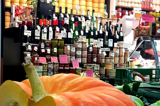 San Sebastián Private Food-Historical tour & meal at a Gastronomy Club - Txakoli, Rioja, and cider pairing: why the drinks matter here