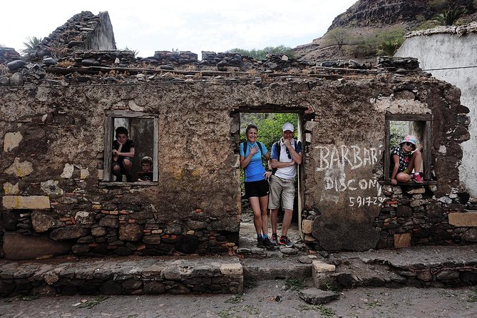 Santiago Island: Best of Praia & Cidade Velha Tour, a World Heritage Site - Stop 2: Praia City Hall and the Plateau Walking Stretch