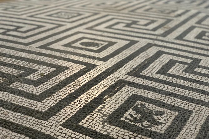 Secret Herculaneum: The Hidden Treasure of Ancient Roman Civilization - The decumanus maximus and the idea of Roman street life