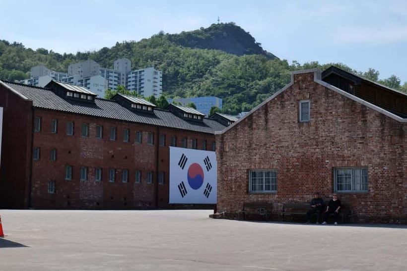 Seoul: Korea Dark History Tour at Seodaemun Prison - Independence Gate: The Meaning Behind Dongnimmun Gate