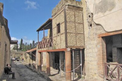 Skip the Line Ancient Herculaneum Walking Tour with Top Rated Guide - The “Roman house” section: shops, doors, and the thermal baths
