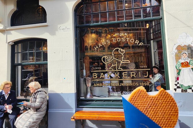 Skipping Lines & Sipping Beers: A History Tour of Amsterdam - Royal Palace area: a sweet treat plus a cozy coffee moment