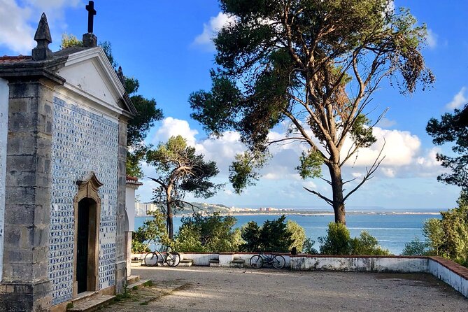 Tagus River Heritage and Traditional Lunch Bicycle Tour - Lunch by the Lisbon Coast: Rustic Portuguese Food With Drinks Included