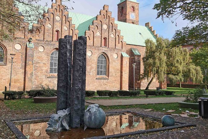 The Ancient Viking Stronghold of Aros: A Self-Guided Audio Tour in Aarhus - Aros Aarhus Kunstmuseum: art next to the old streets