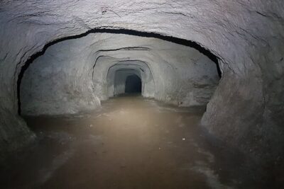 The Labyrinth of Rome between catacombs and ancient quarries - Sotterranei di Roma tunnels: chisel marks, seats, and the work behind the walls