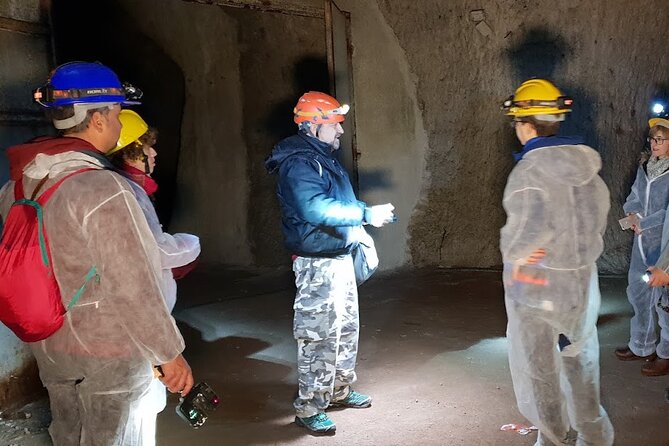 The Labyrinth of Rome between catacombs and ancient quarries - Crossing the dark with ancient-style lamps