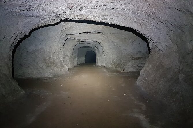 The Labyrinth of Rome between catacombs and ancient quarries - Sotterranei di Roma tunnels: chisel marks, seats, and the work behind the walls