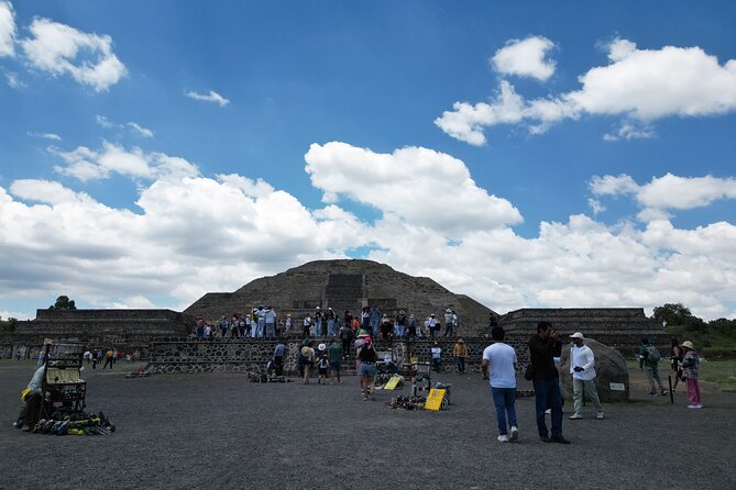 Tour to Teotihuacan with visit to ancient caves and CDMX transportation - The pyramids circuit with a local guide: what to ask on-site