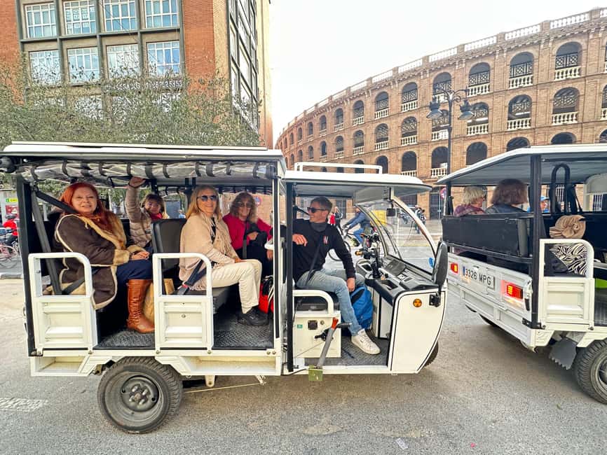 Valencia: 1-hour Historical Tour in a Tuk Tuk - Guides, languages, and the key skill: explaining what you see
