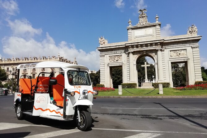 Valencia: Tuk Tuk Historical Tour - Mercat Central and La Lonja: the quickest path to serious history