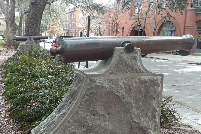 Walking Savannah's Hidden History Tour - Chippewa Square to Oglethorpe Square: how the guide builds the story