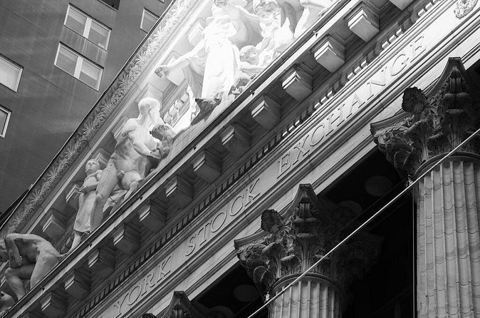 Wall Street Inside with a Trader Walking History Tour - Fearless Girl: empowerment in the center of the market story