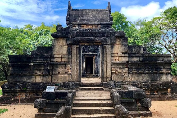 World Heritage Sigiriya and Dambulla Day Tour - Temples before the big climbs: Amman Kovil and Aluvihara